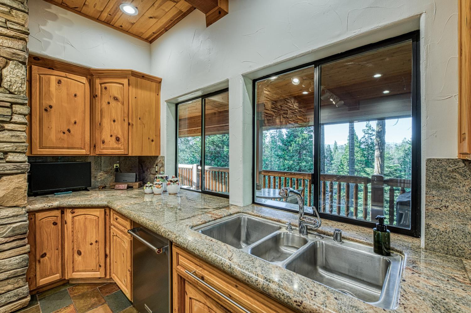 41931 Granite Ridge Rd, Shaver Lake, CA 93664