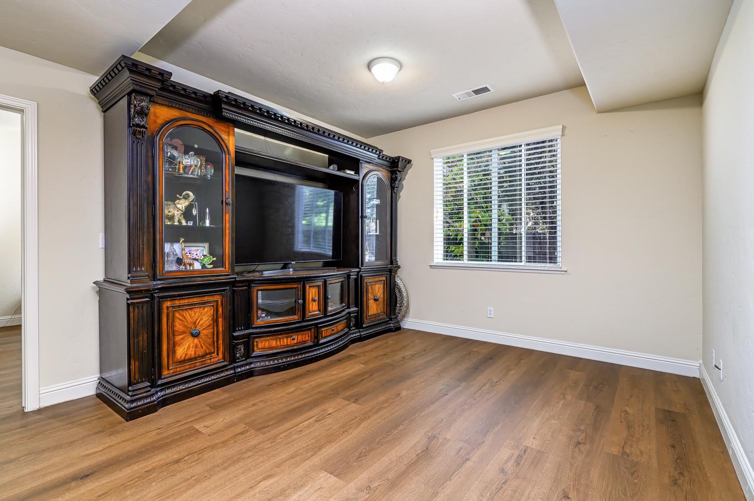2729 Goshen Ave, Clovis, CA 93611