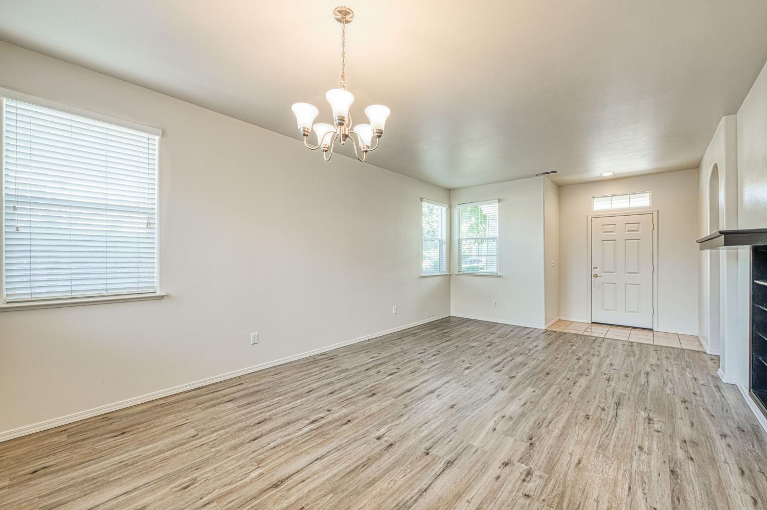 15 W Brittany Ln, Clovis, CA 93619