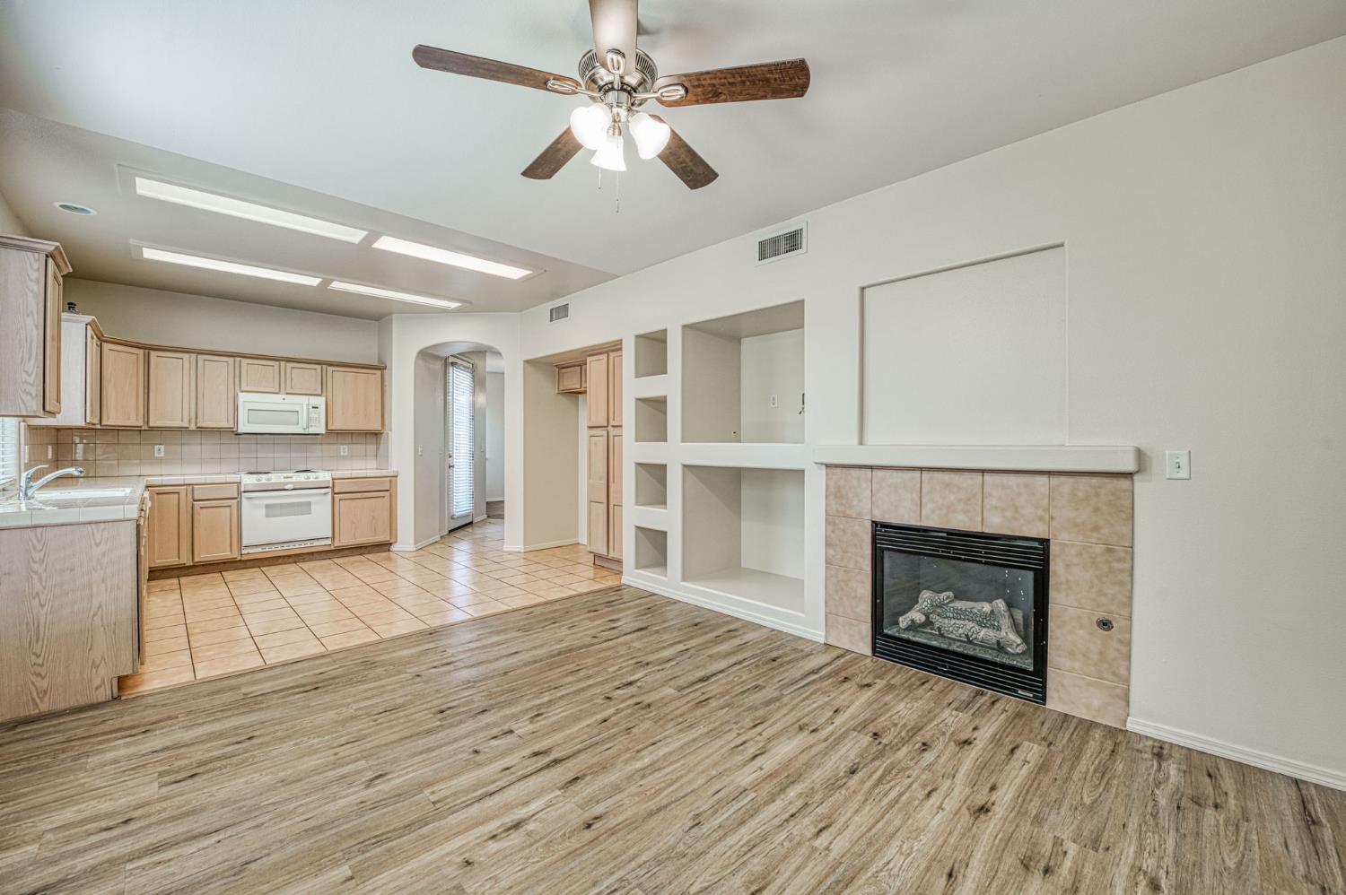 15 W Brittany Ln, Clovis, CA 93619