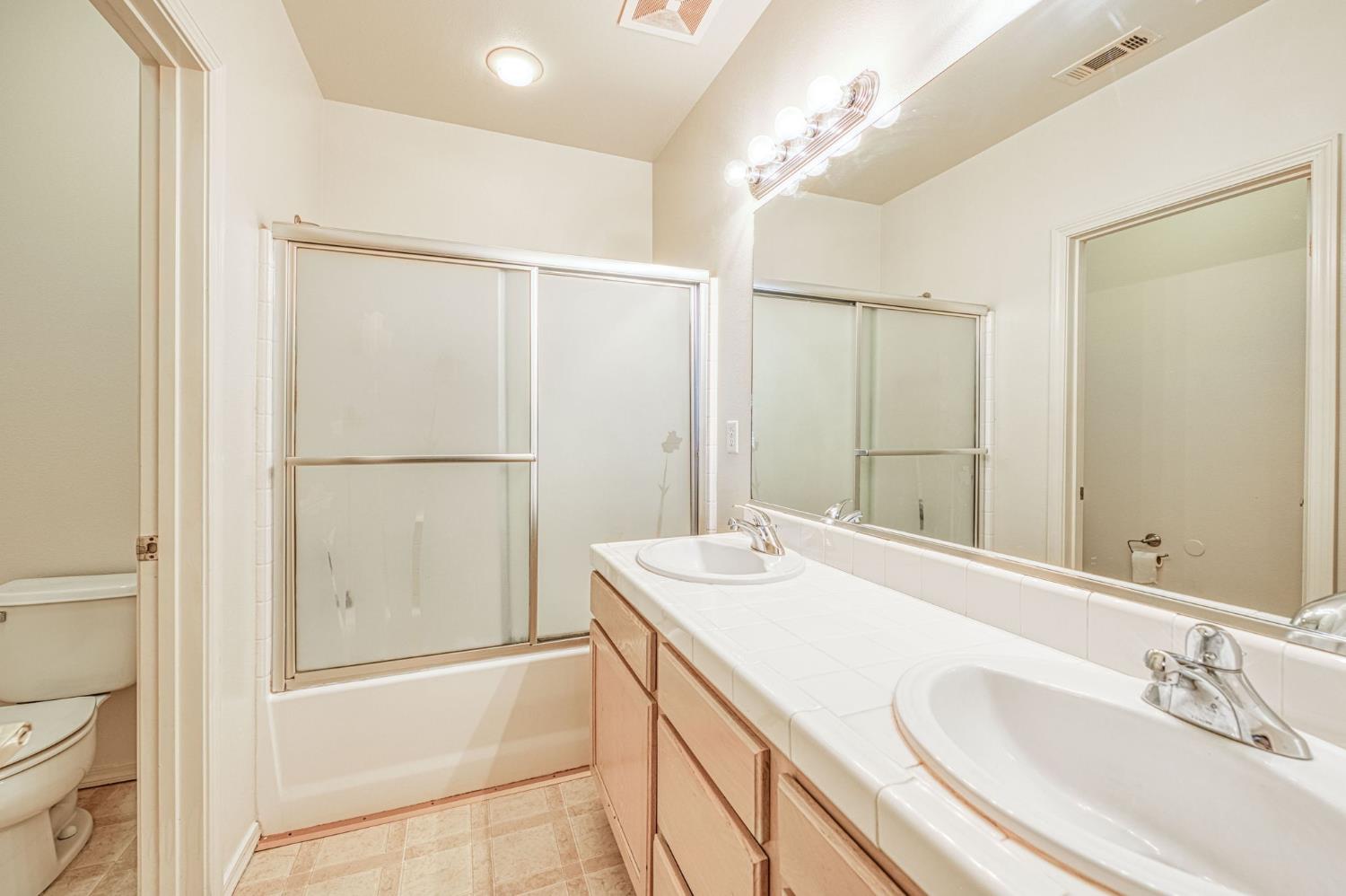 15 W Brittany Ln, Clovis, CA 93619
