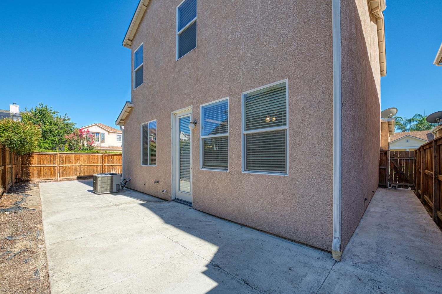 15 W Brittany Ln, Clovis, CA 93619