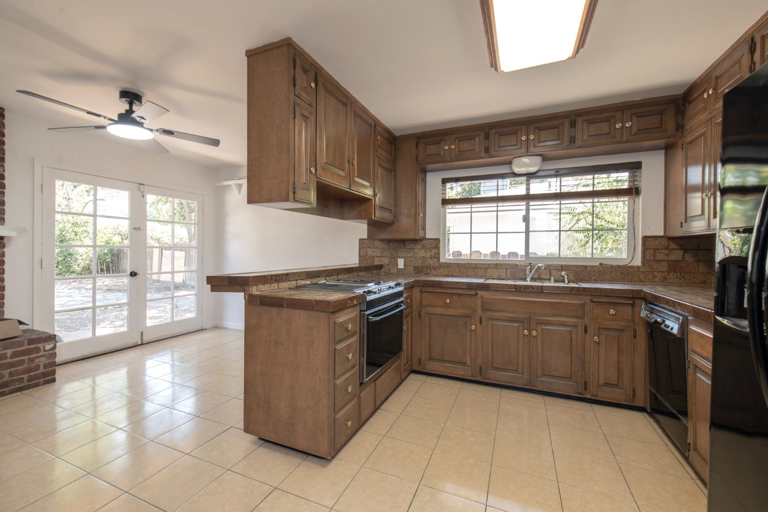 5005 E Harvey Ave, Fresno, CA 93727