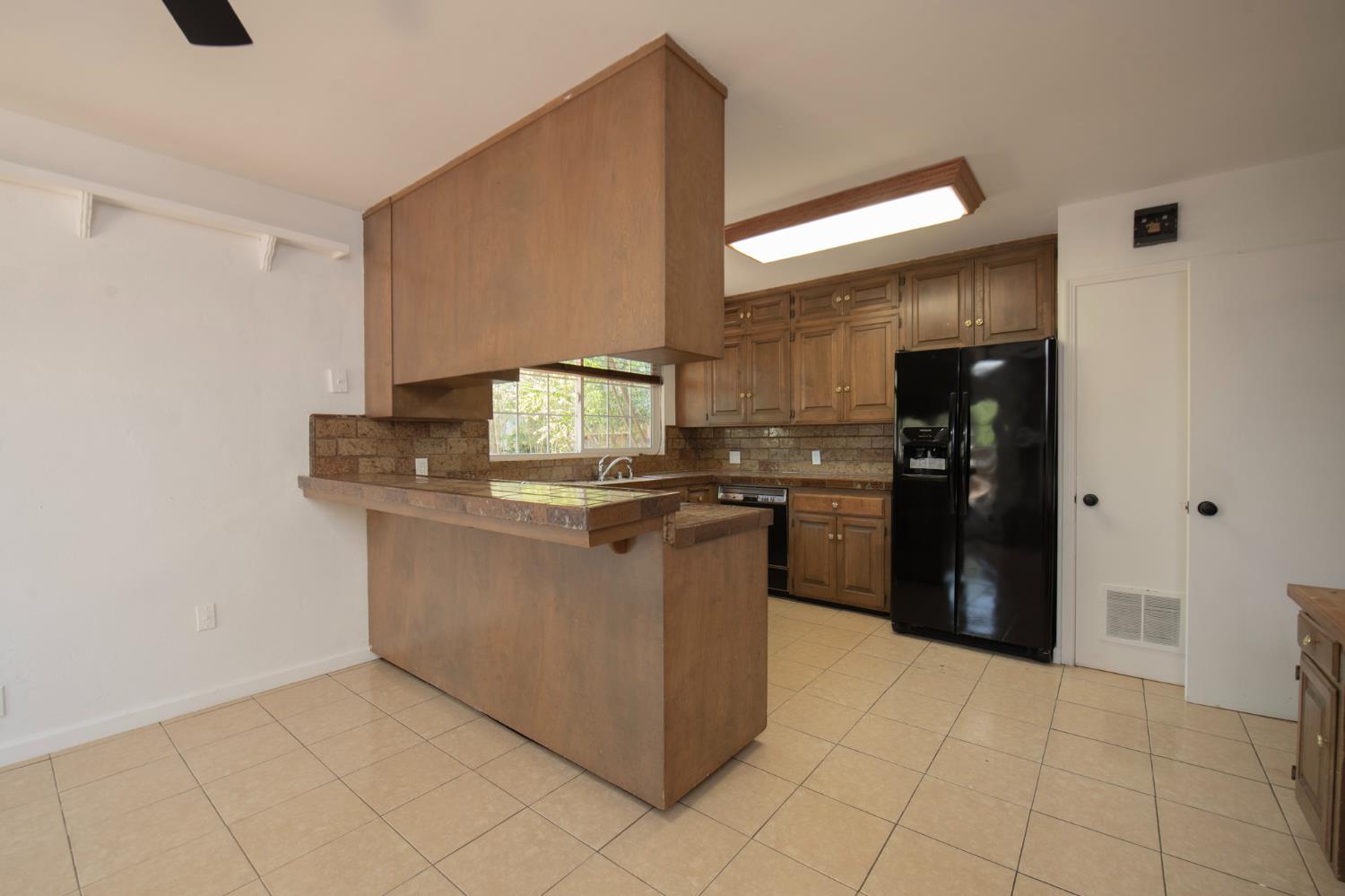 5005 E Harvey Ave, Fresno, CA 93727