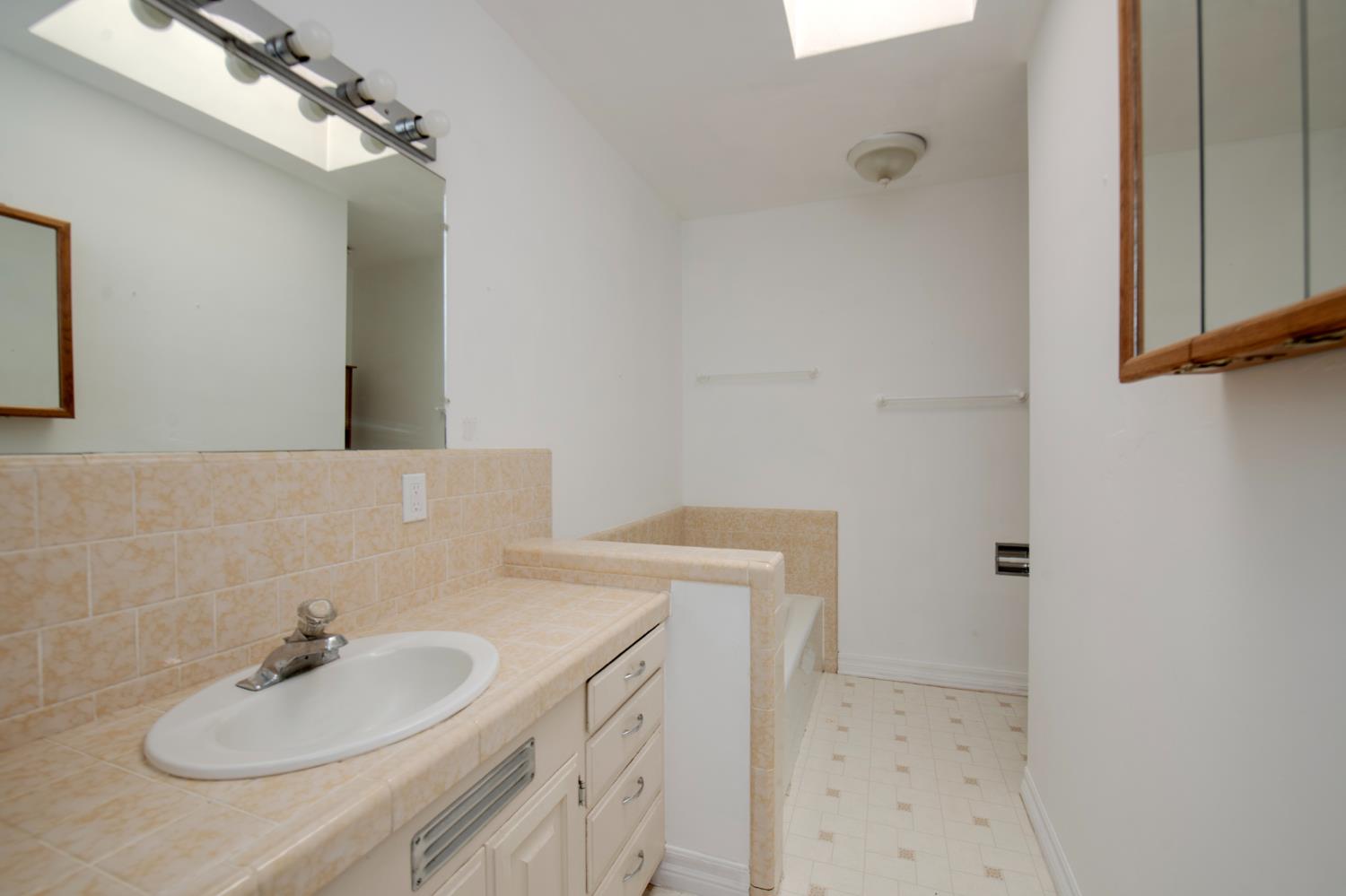 5005 E Harvey Ave, Fresno, CA 93727
