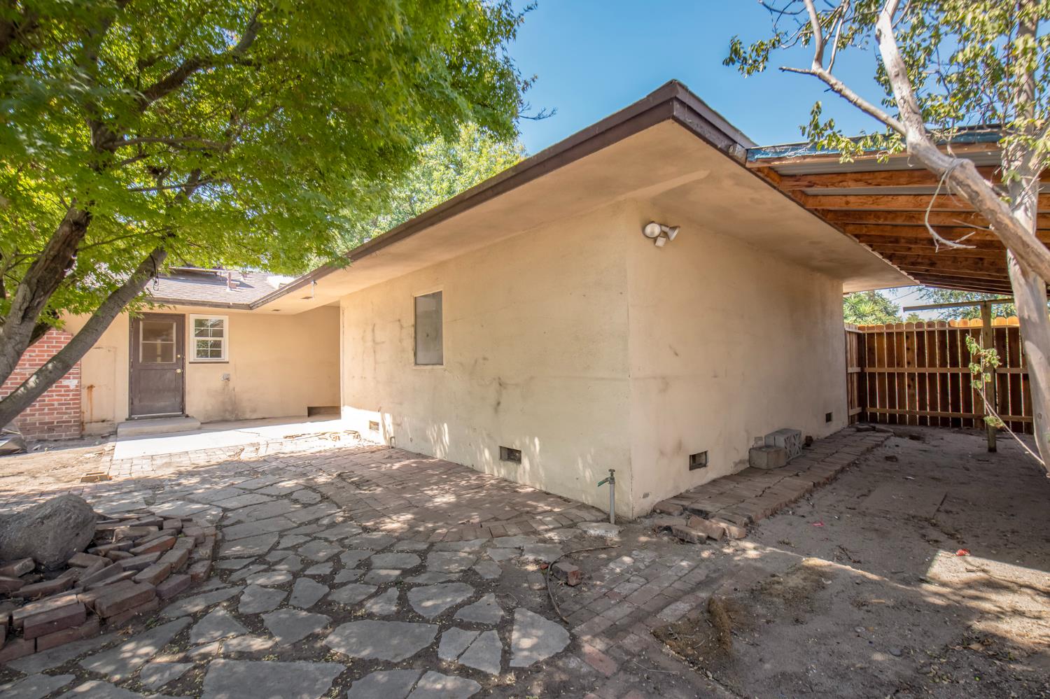 5005 E Harvey Ave, Fresno, CA 93727