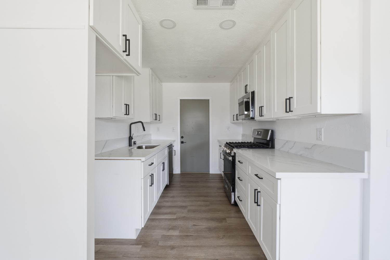 4056 E Brentwood Ave, Fresno, CA 93703