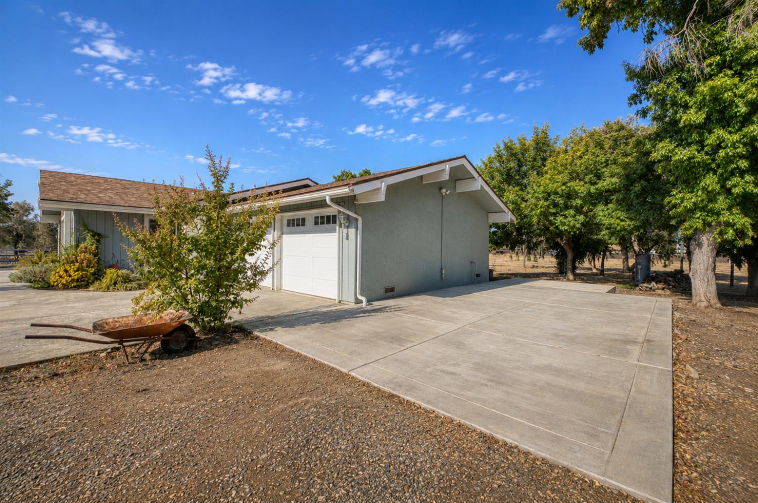 8737 N Madsen Ave, Clovis, CA 93619