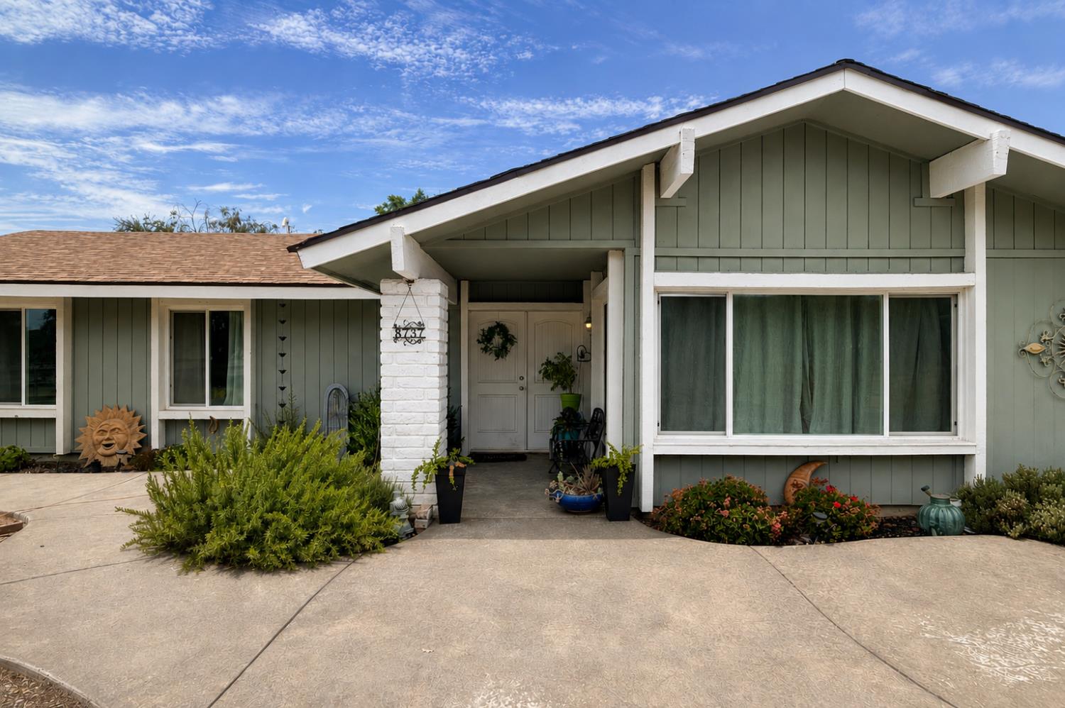 8737 N Madsen Ave, Clovis, CA 93619