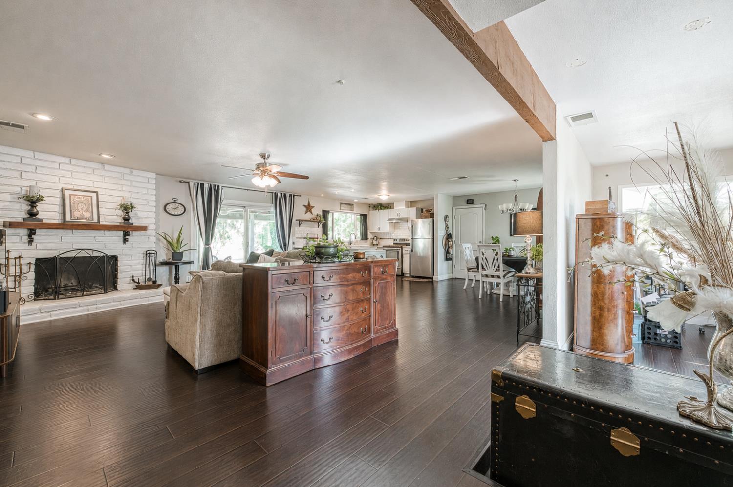 8737 N Madsen Ave, Clovis, CA 93619