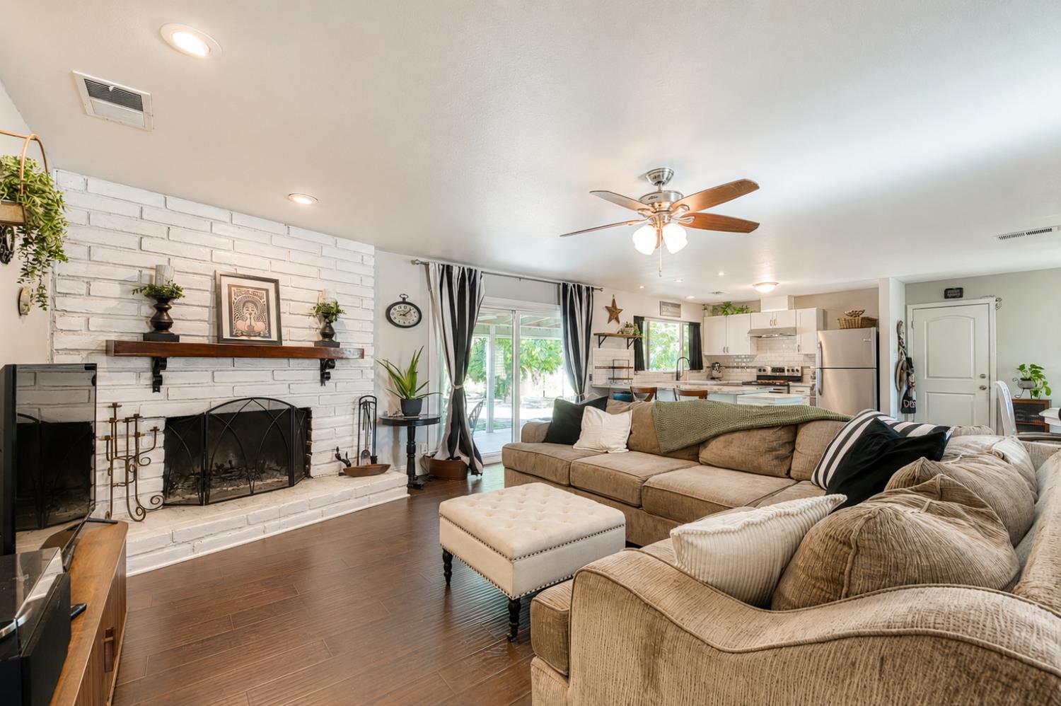 8737 N Madsen Ave, Clovis, CA 93619