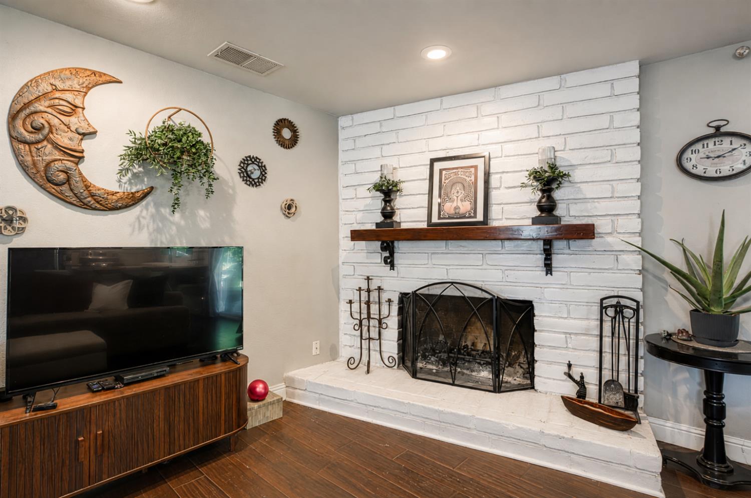 8737 N Madsen Ave, Clovis, CA 93619