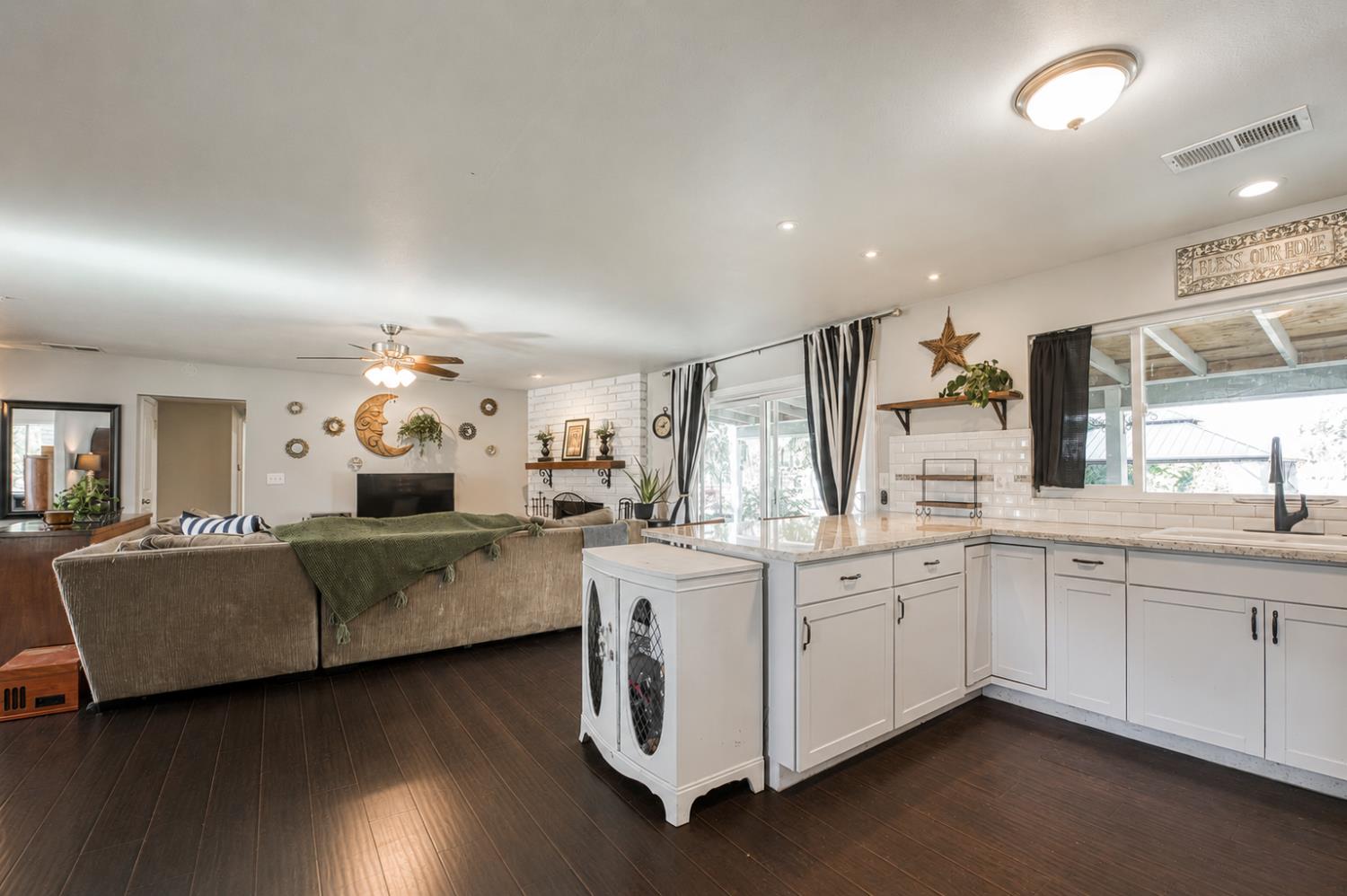 8737 N Madsen Ave, Clovis, CA 93619
