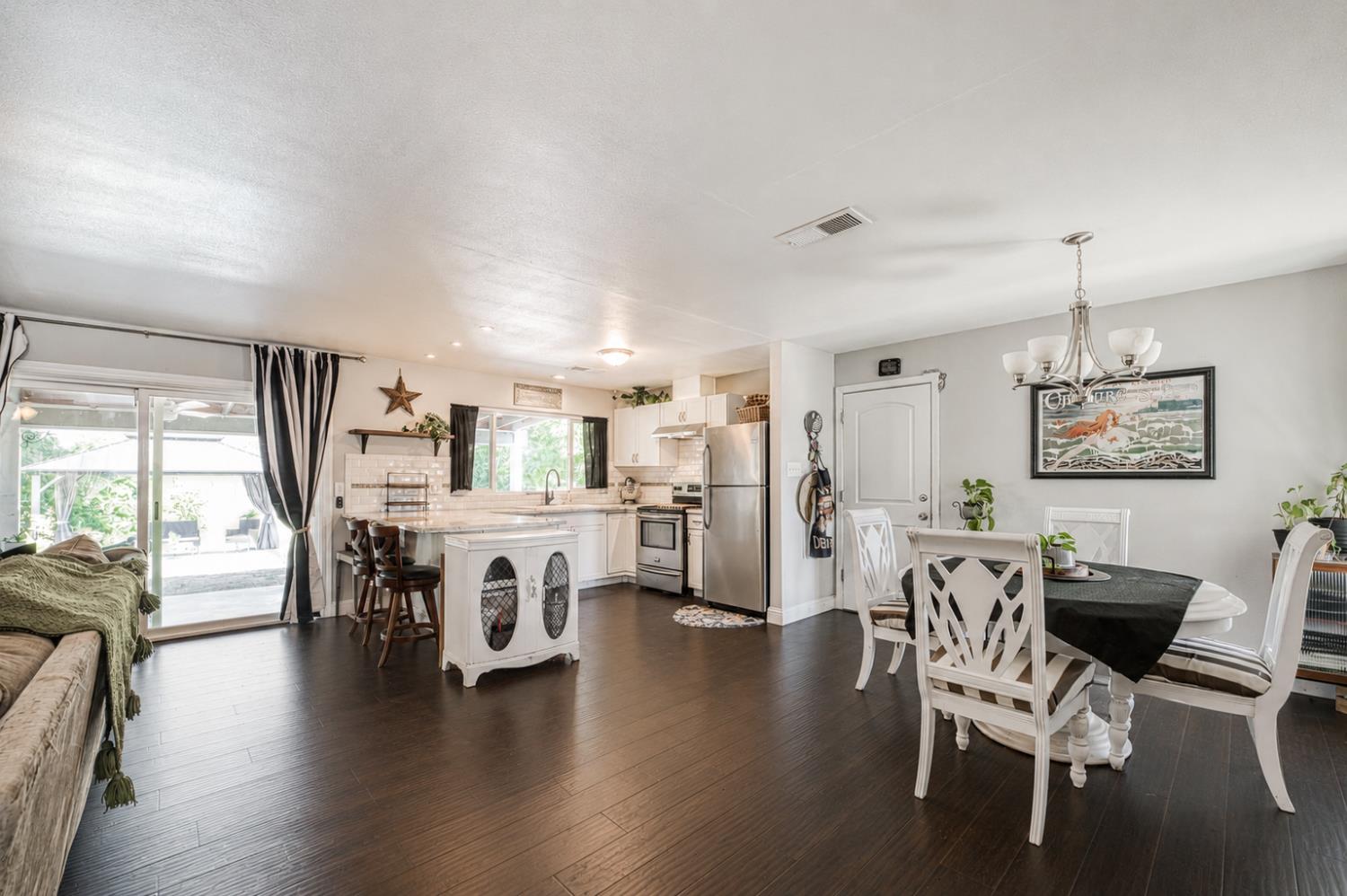 8737 N Madsen Ave, Clovis, CA 93619