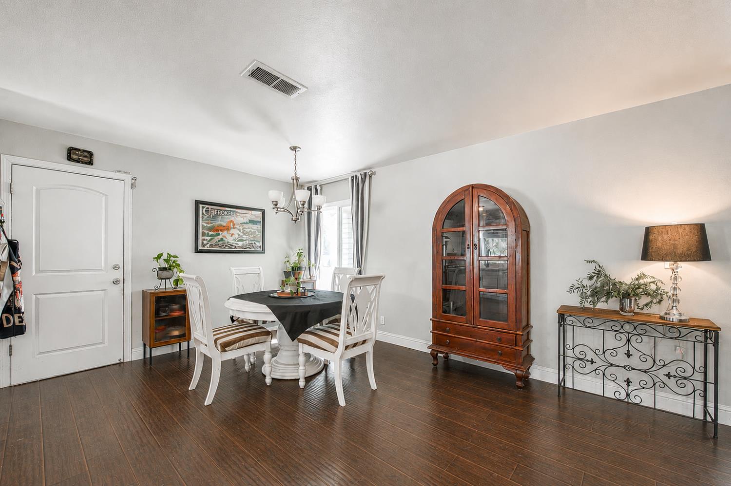 8737 N Madsen Ave, Clovis, CA 93619