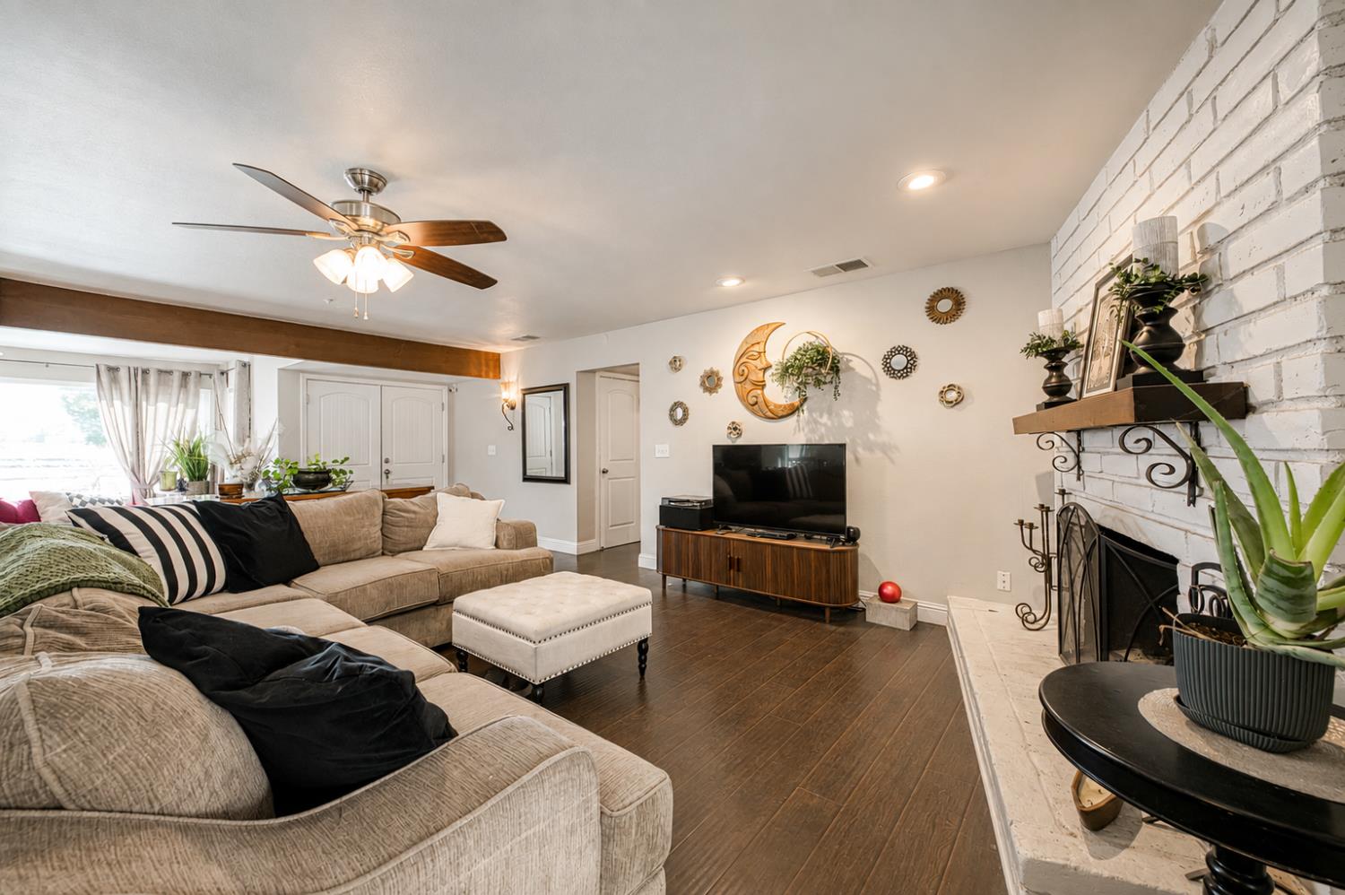 8737 N Madsen Ave, Clovis, CA 93619