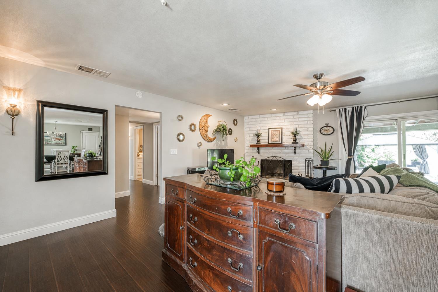 8737 N Madsen Ave, Clovis, CA 93619
