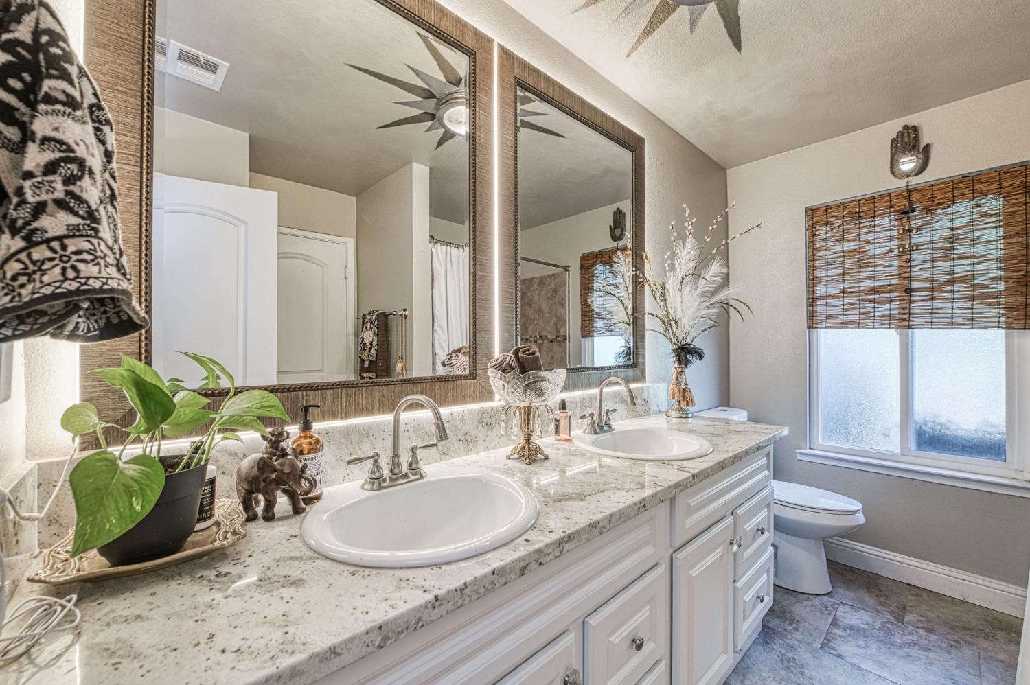 8737 N Madsen Ave, Clovis, CA 93619