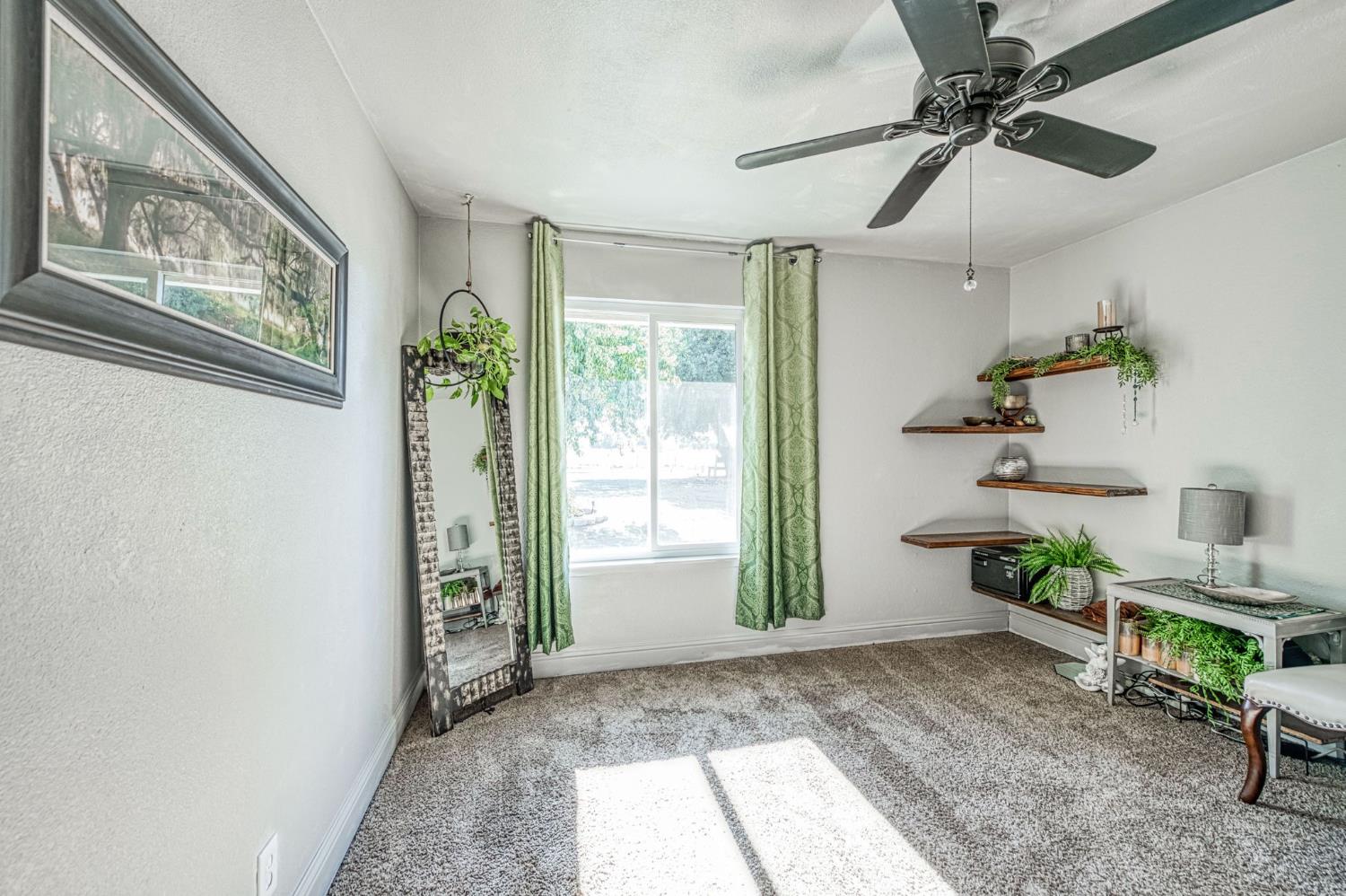 8737 N Madsen Ave, Clovis, CA 93619