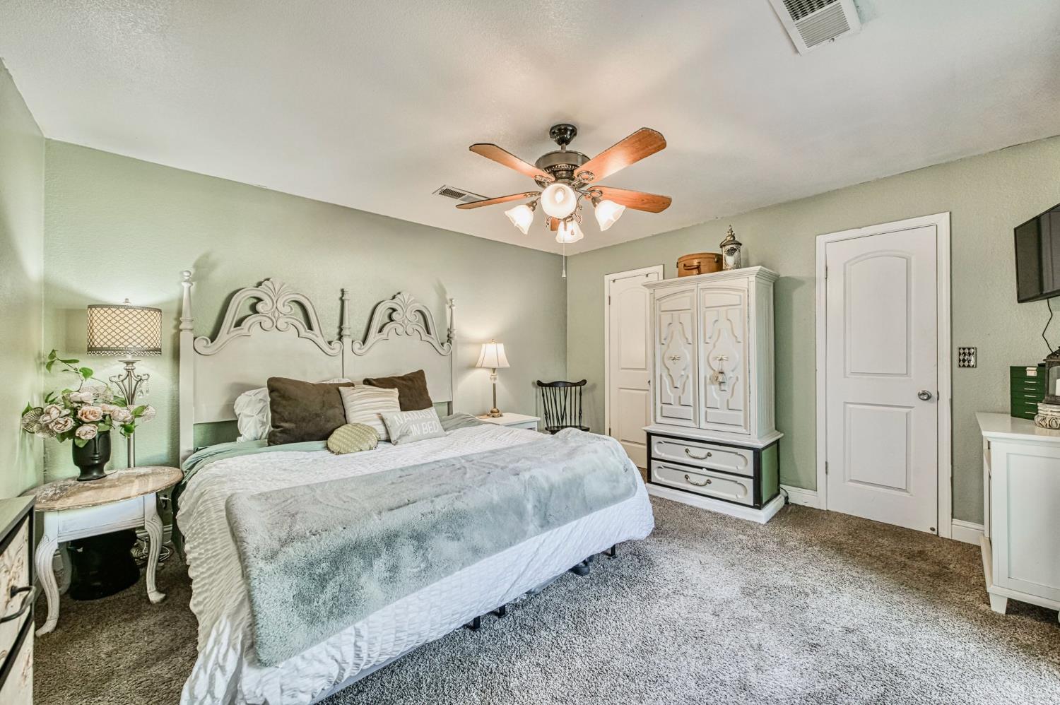 8737 N Madsen Ave, Clovis, CA 93619