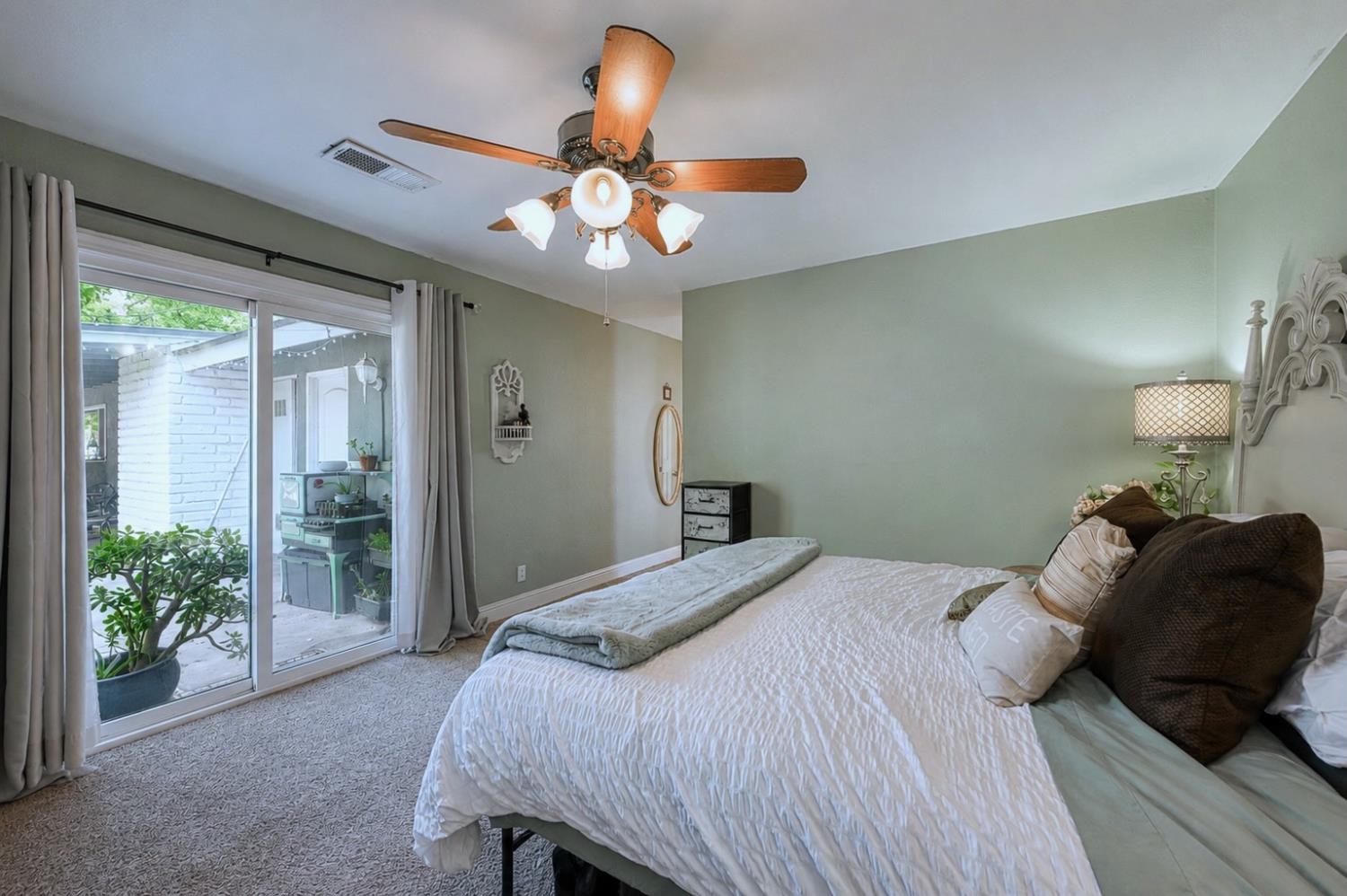 8737 N Madsen Ave, Clovis, CA 93619