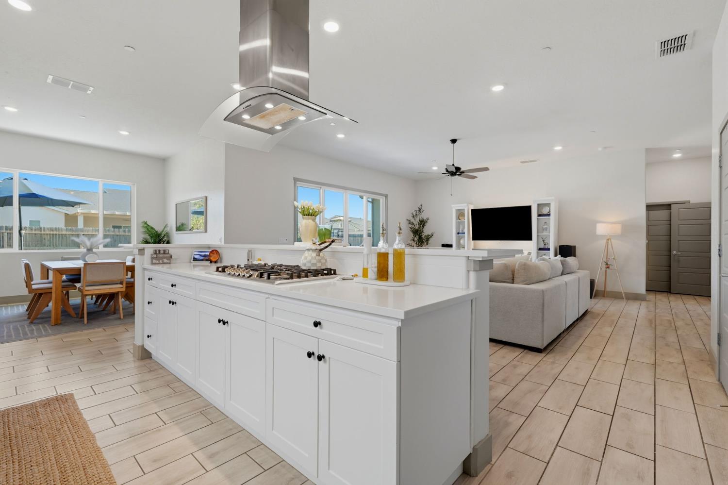 2407 W Andrew Ln, Hanford, CA 93230