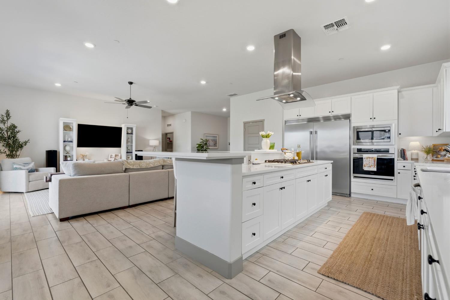 2407 W Andrew Ln, Hanford, CA 93230