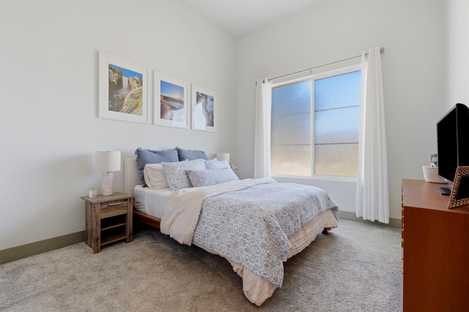 2407 W Andrew Ln, Hanford, CA 93230