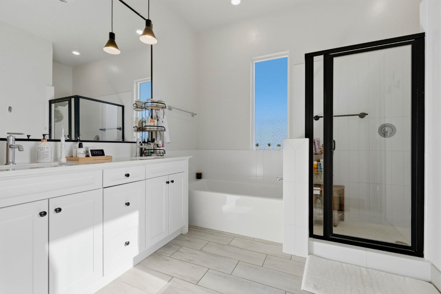 2407 W Andrew Ln, Hanford, CA 93230