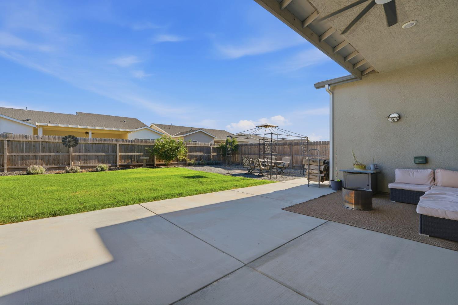 2407 W Andrew Ln, Hanford, CA 93230