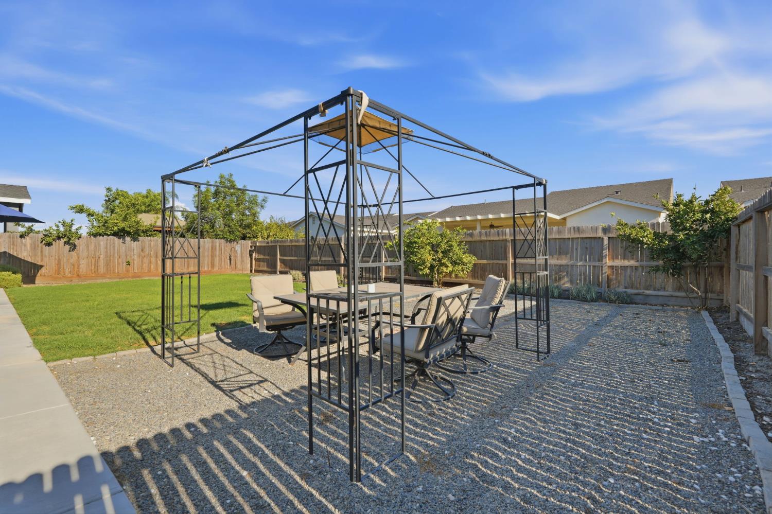 2407 W Andrew Ln, Hanford, CA 93230