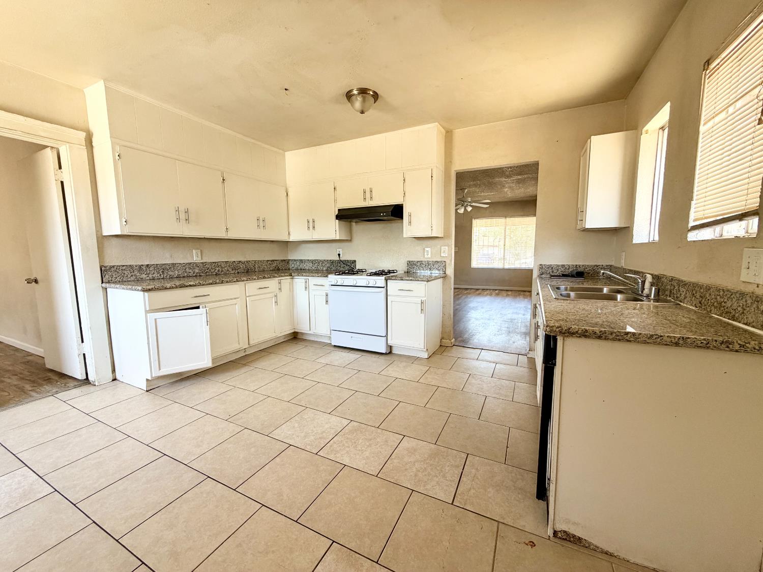 232 Hull Ave, Madera, CA 93638