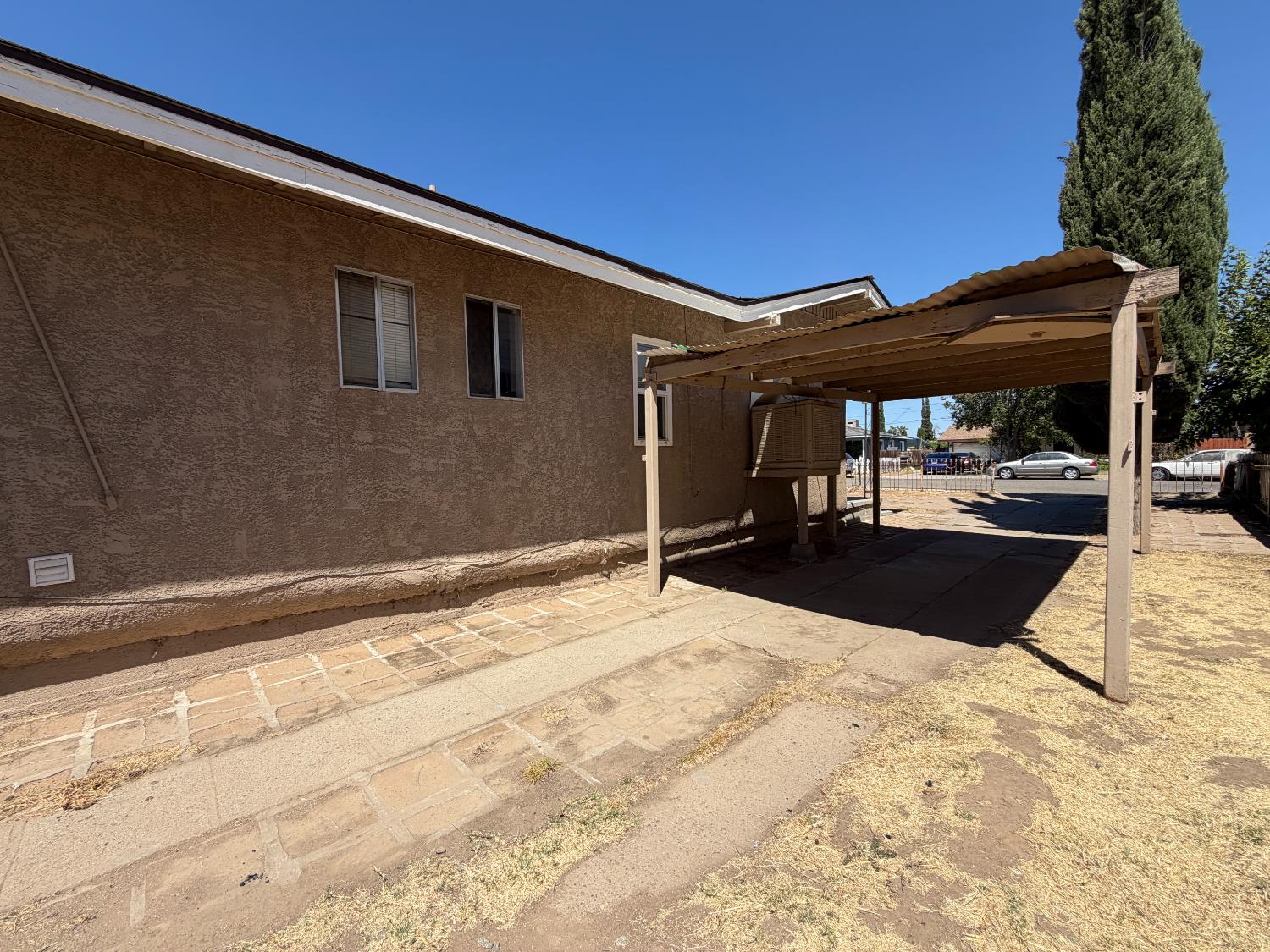 232 Hull Ave, Madera, CA 93638