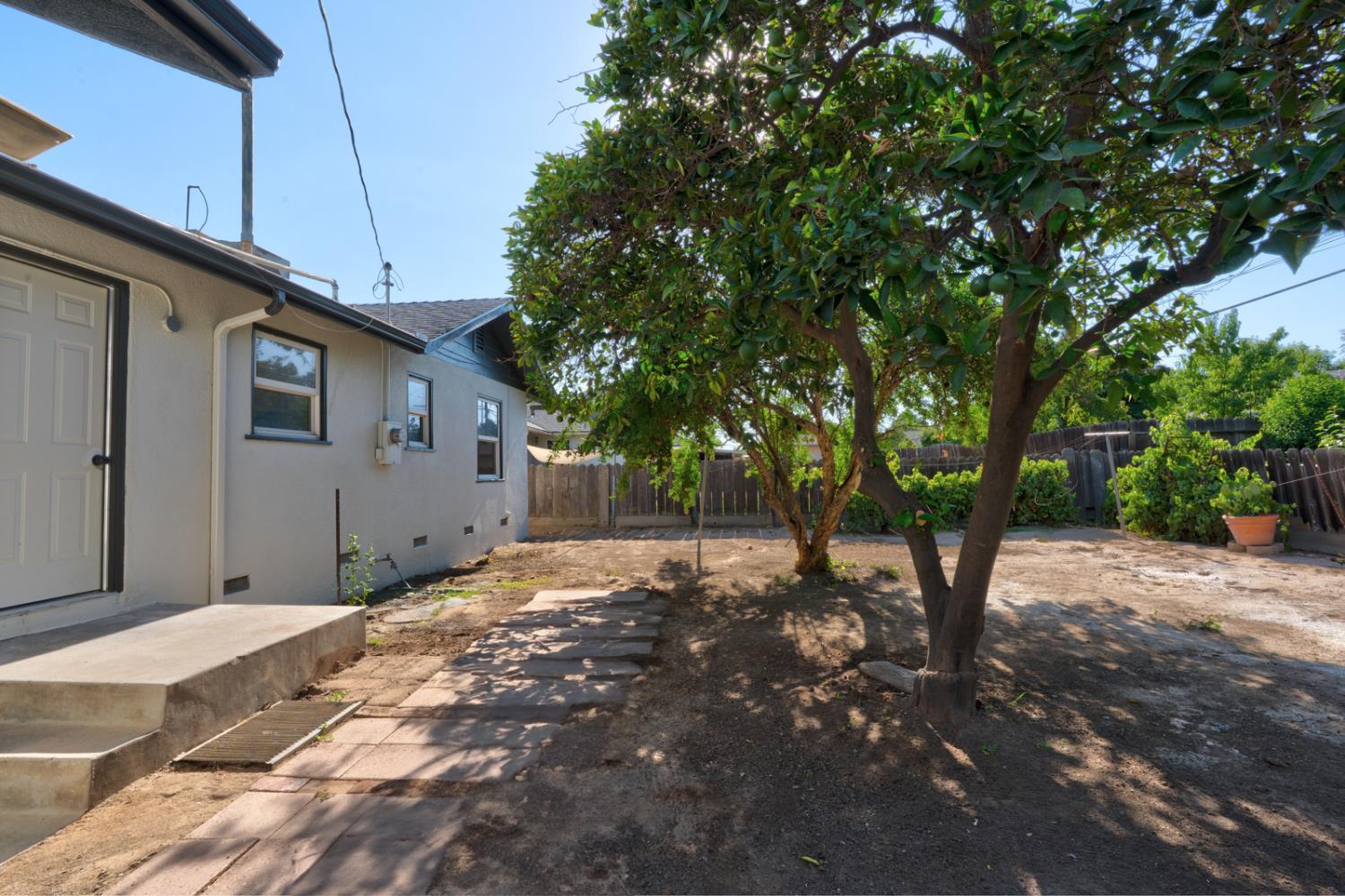1442 W Flint Way, Fresno, CA 93705