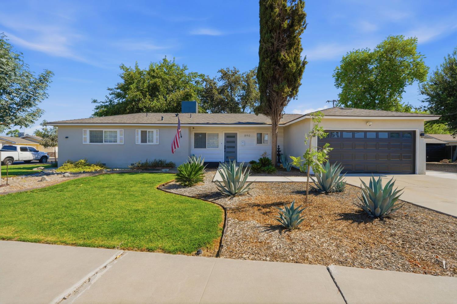 890 Laurel Ln, Lemoore, CA 93245