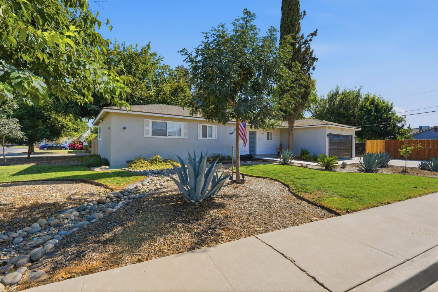 890 Laurel Ln, Lemoore, CA 93245