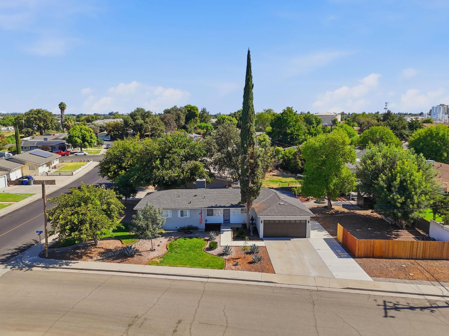 890 Laurel Ln, Lemoore, CA 93245