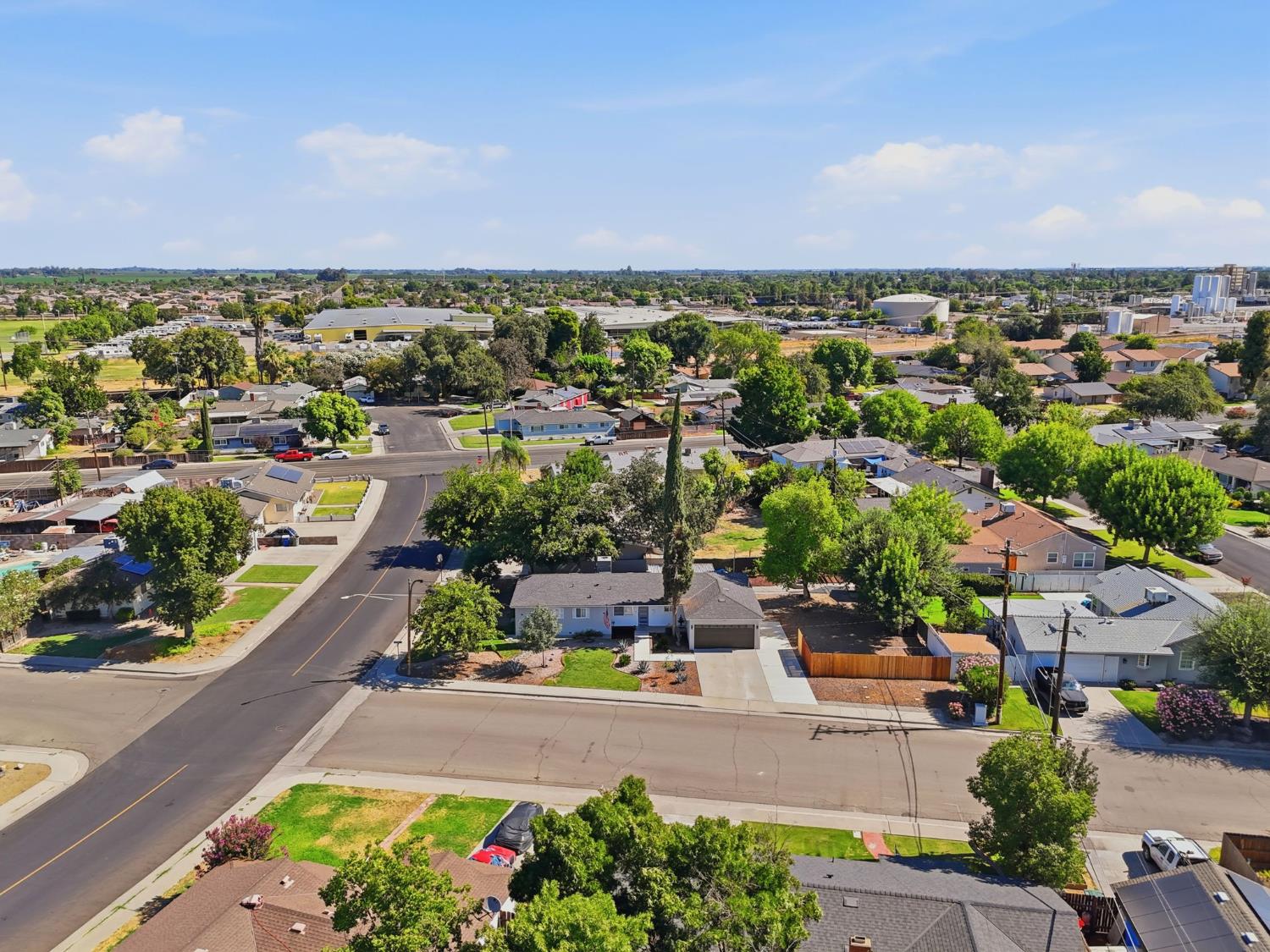 890 Laurel Ln, Lemoore, CA 93245