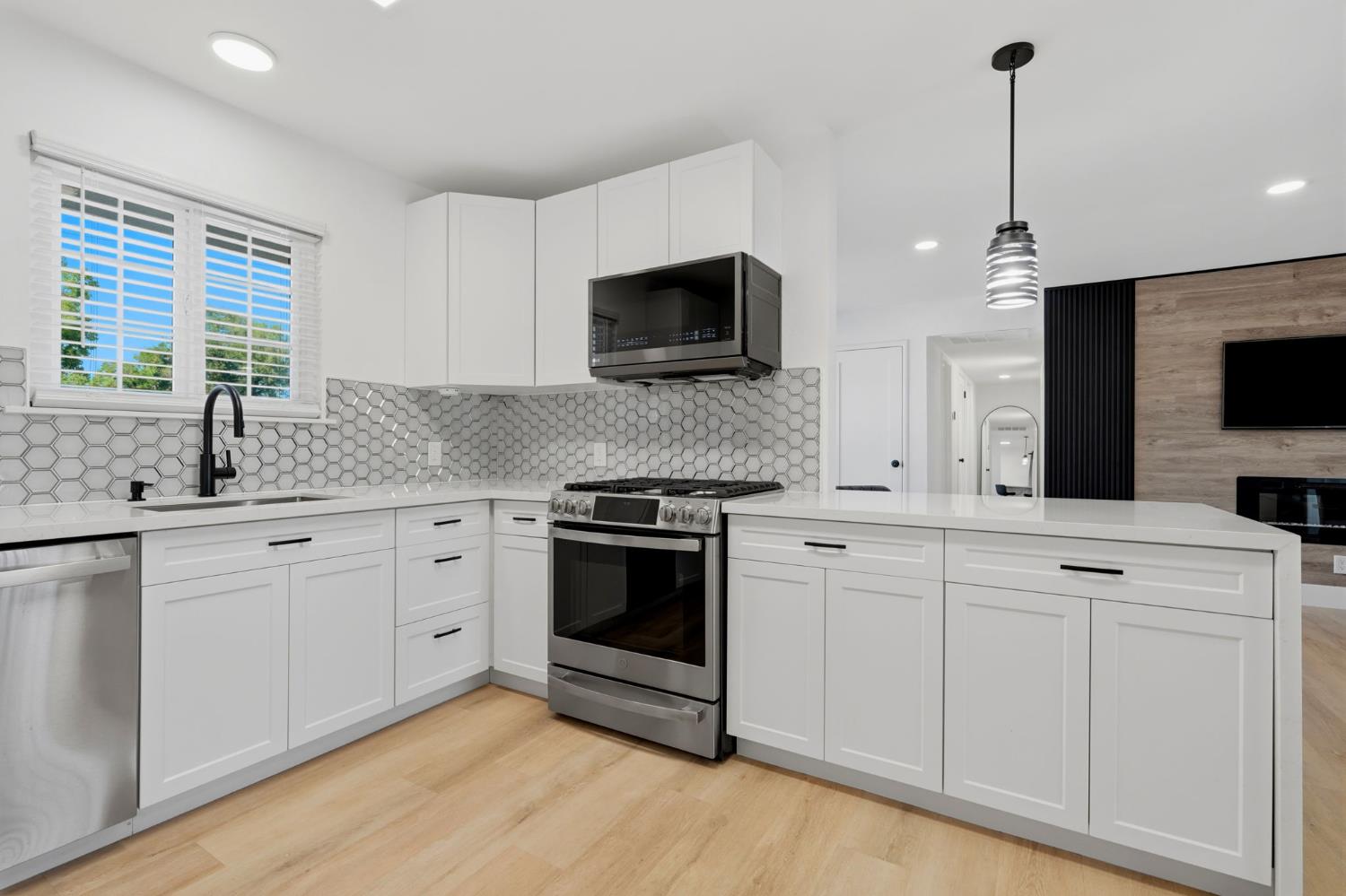 890 Laurel Ln, Lemoore, CA 93245