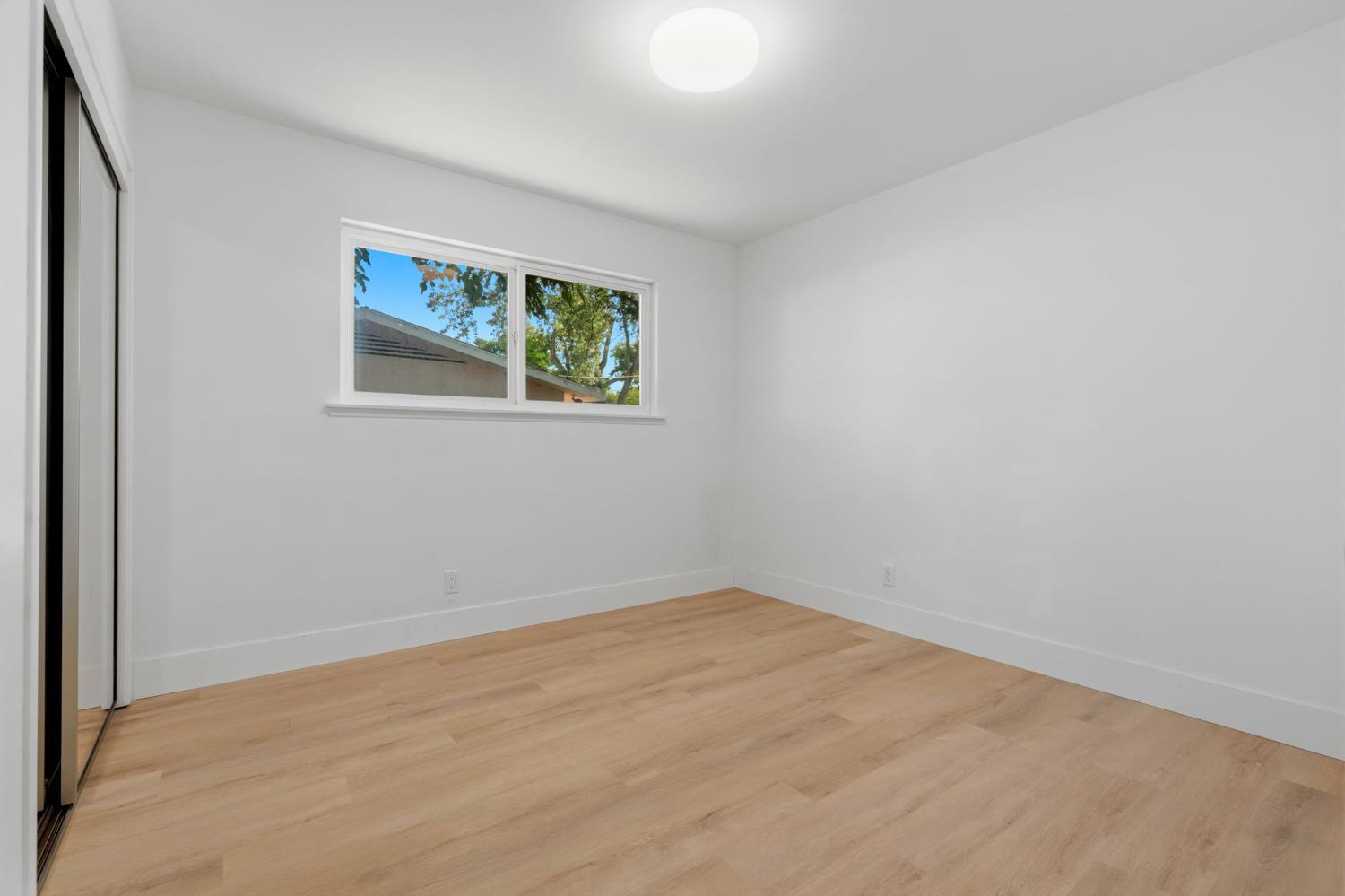 890 Laurel Ln, Lemoore, CA 93245