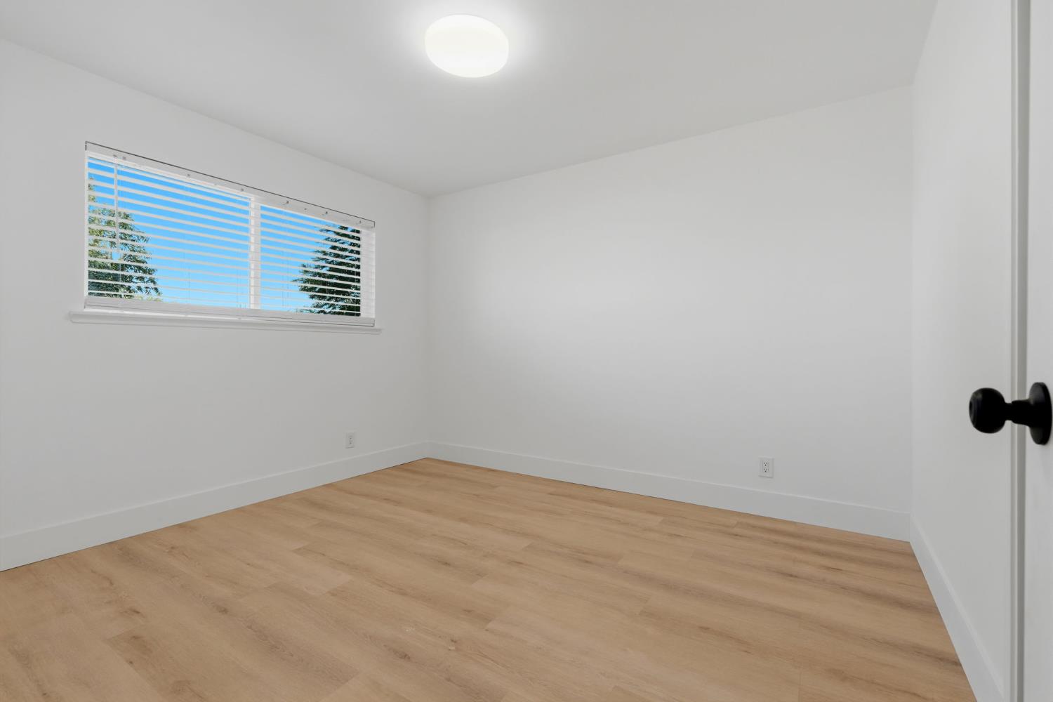 890 Laurel Ln, Lemoore, CA 93245