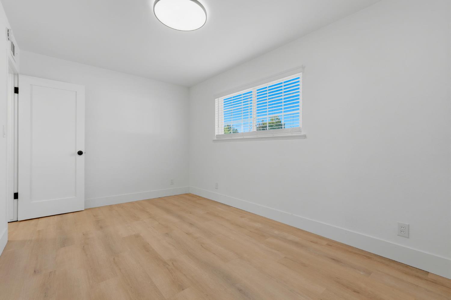 890 Laurel Ln, Lemoore, CA 93245