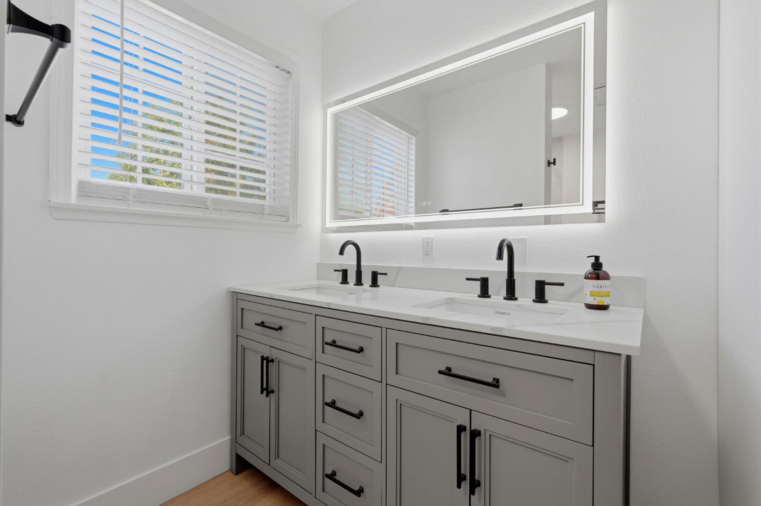 890 Laurel Ln, Lemoore, CA 93245