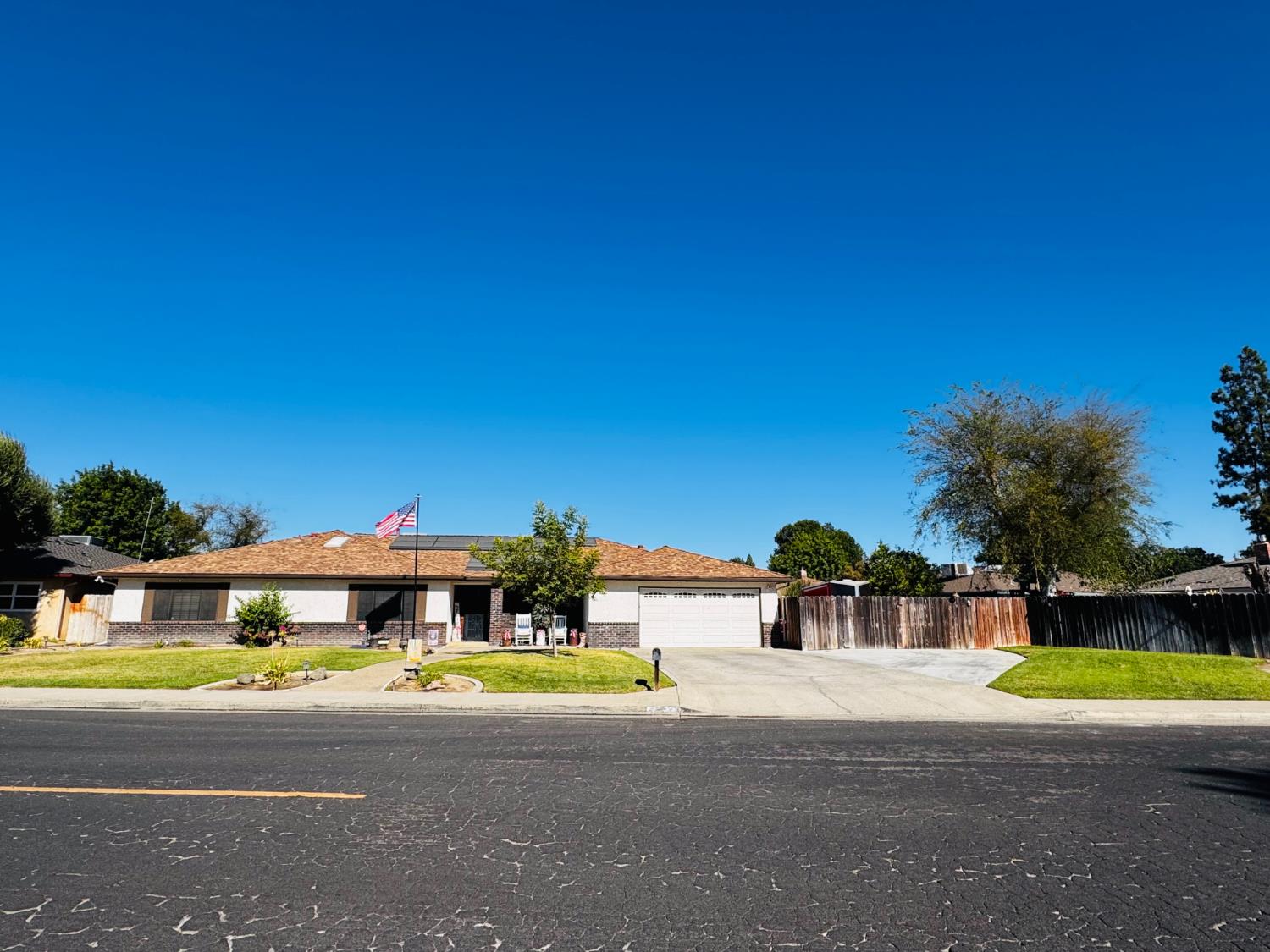 2560 Chestnut St, Hanford, CA 93230
