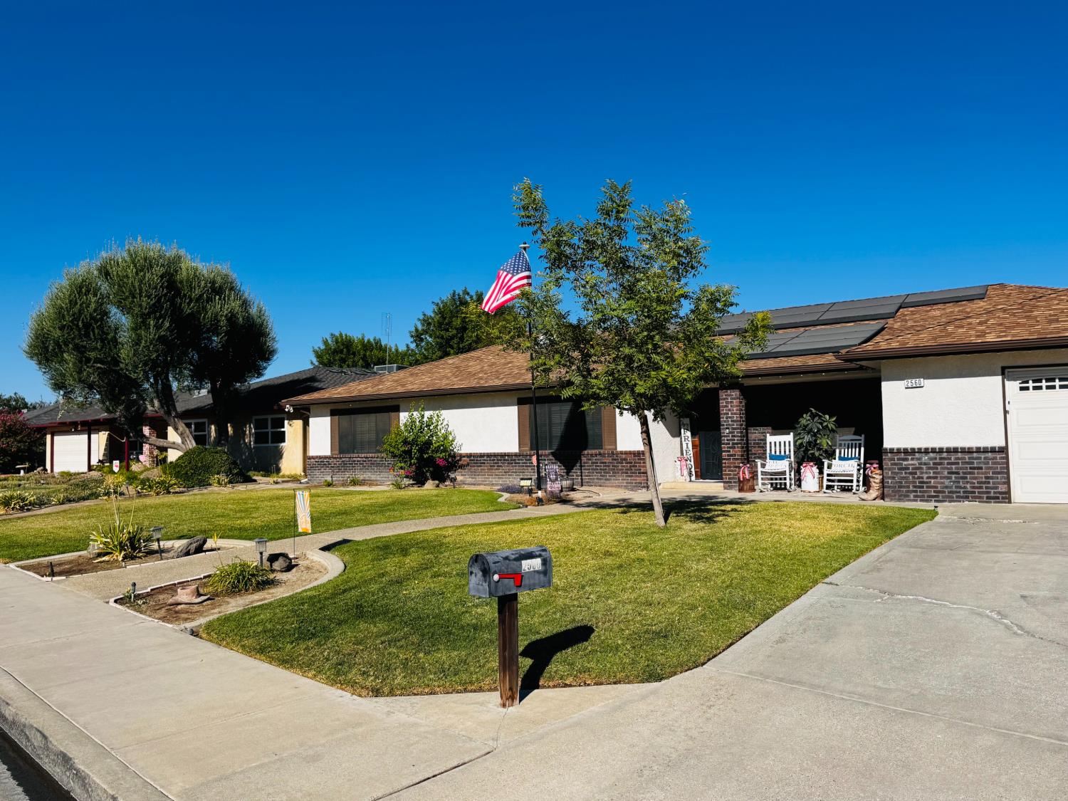 2560 Chestnut St, Hanford, CA 93230