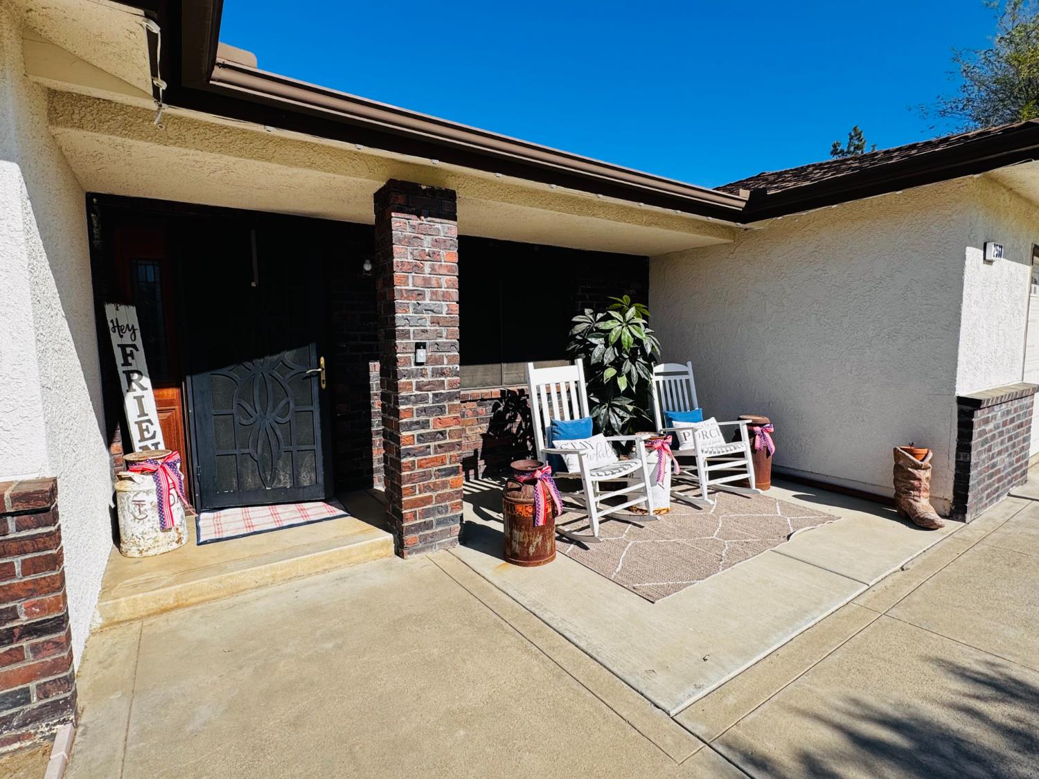 2560 Chestnut St, Hanford, CA 93230