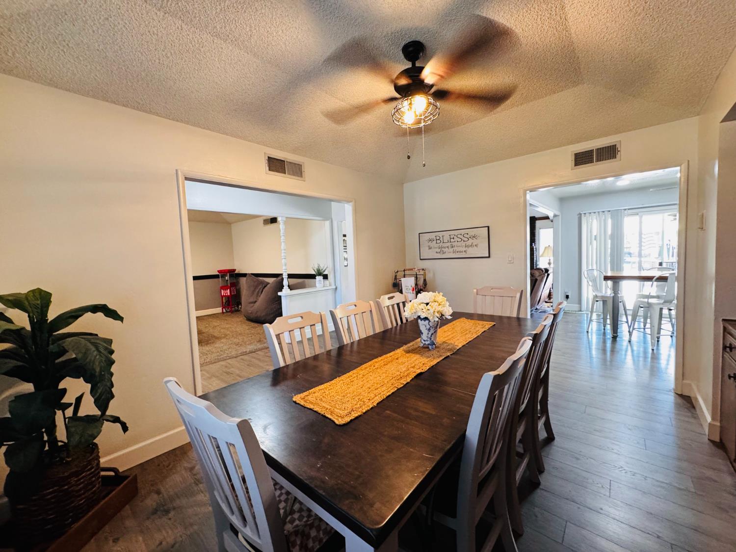 2560 Chestnut St, Hanford, CA 93230