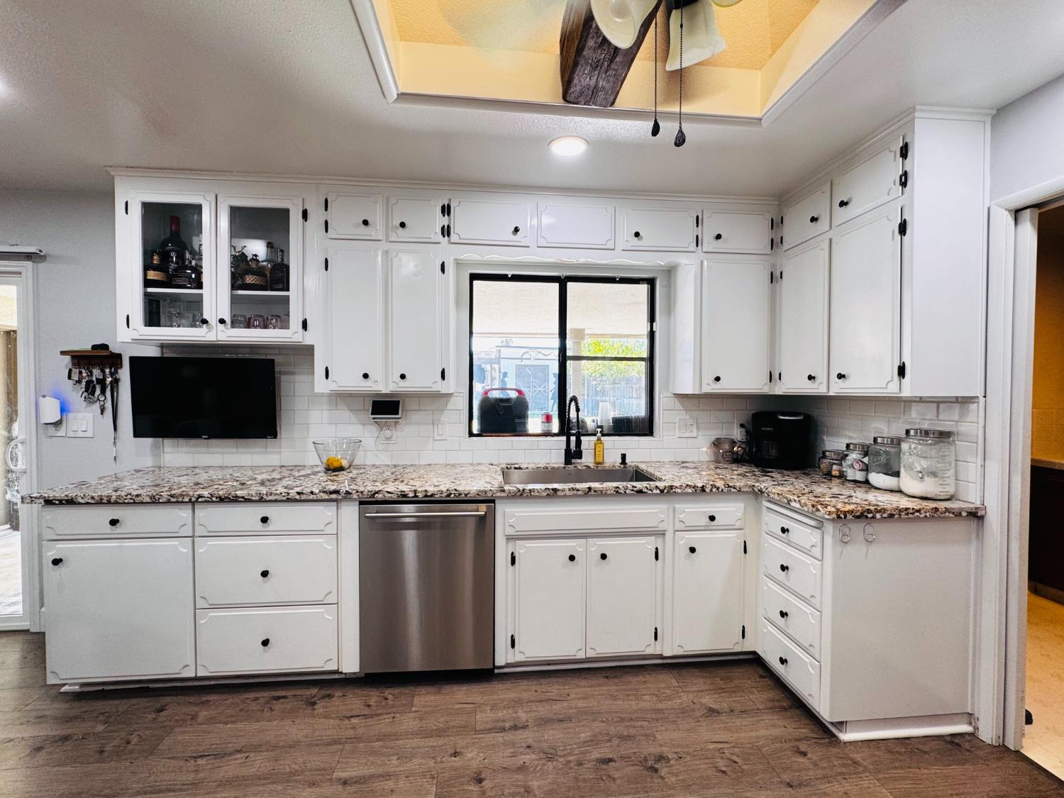 2560 Chestnut St, Hanford, CA 93230