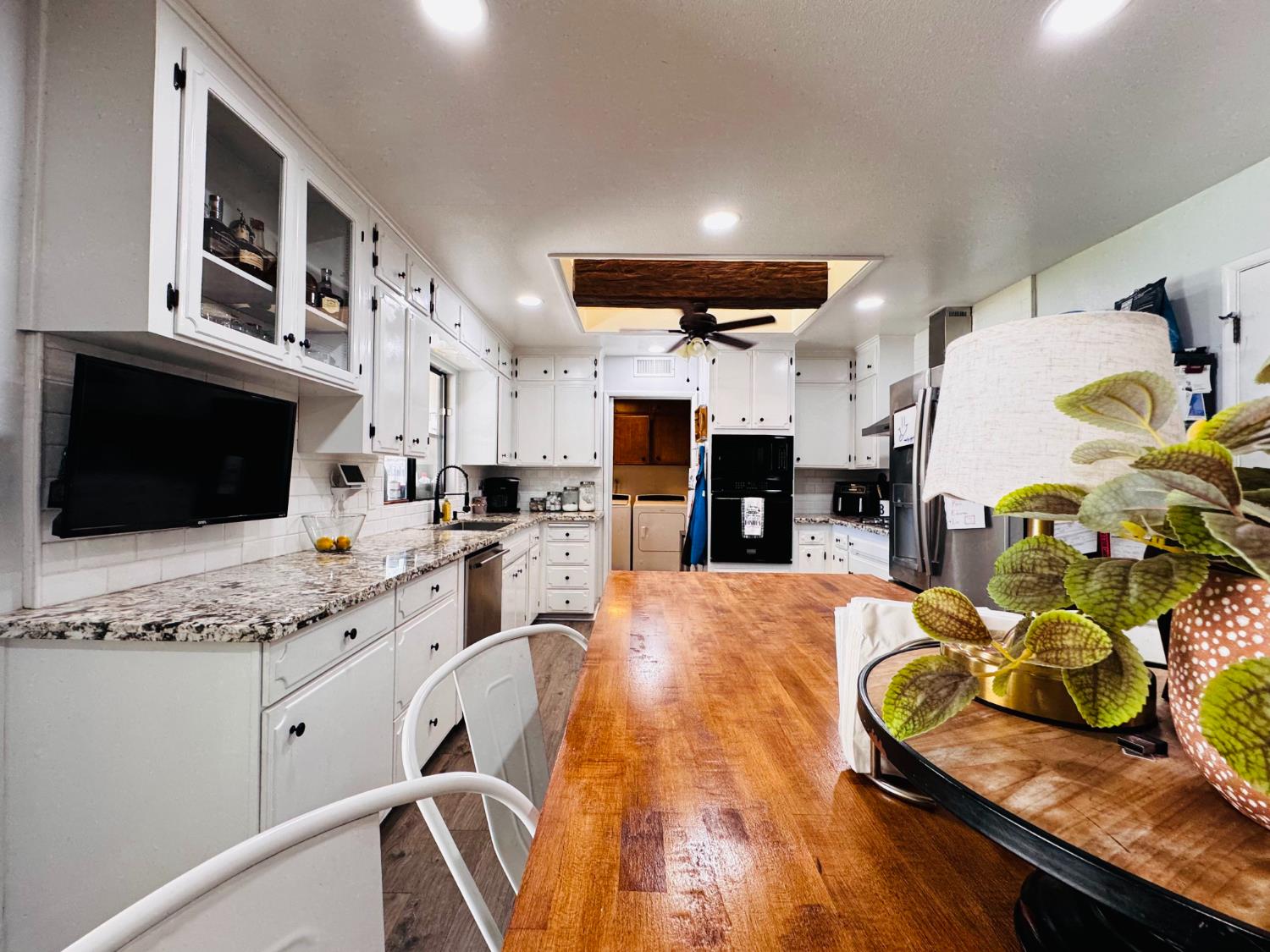 2560 Chestnut St, Hanford, CA 93230