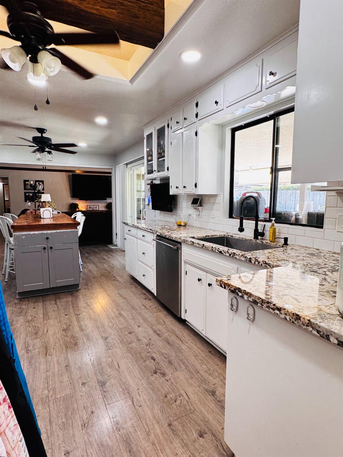 2560 Chestnut St, Hanford, CA 93230